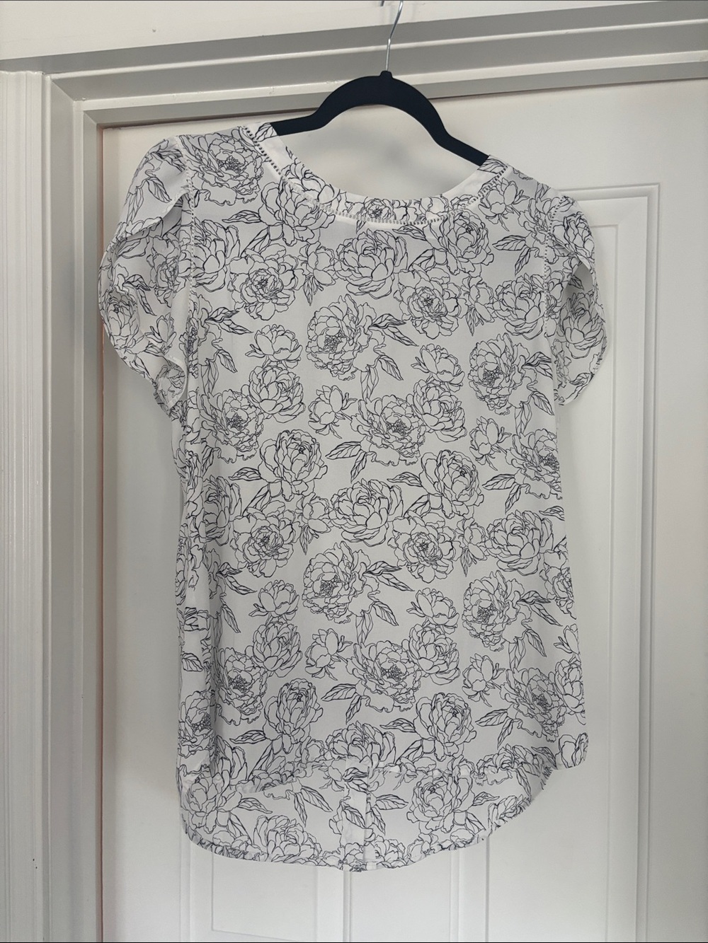 41 Hawthorn White Floral Short Sleeve Blouse with Black Line Print